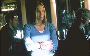 a bartn - Chloe - (Leslie Bibb)